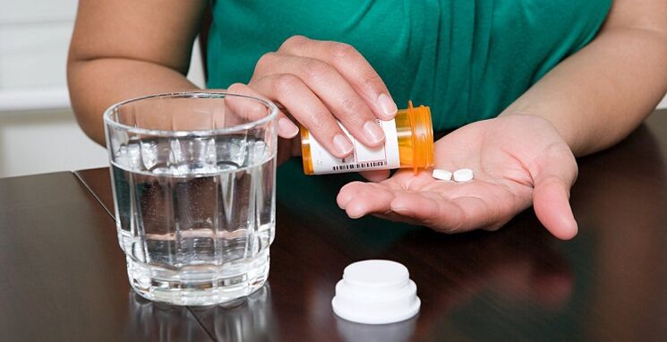 λήψη χαπιών για την ανακούφιση από τον πόνο στη μέση